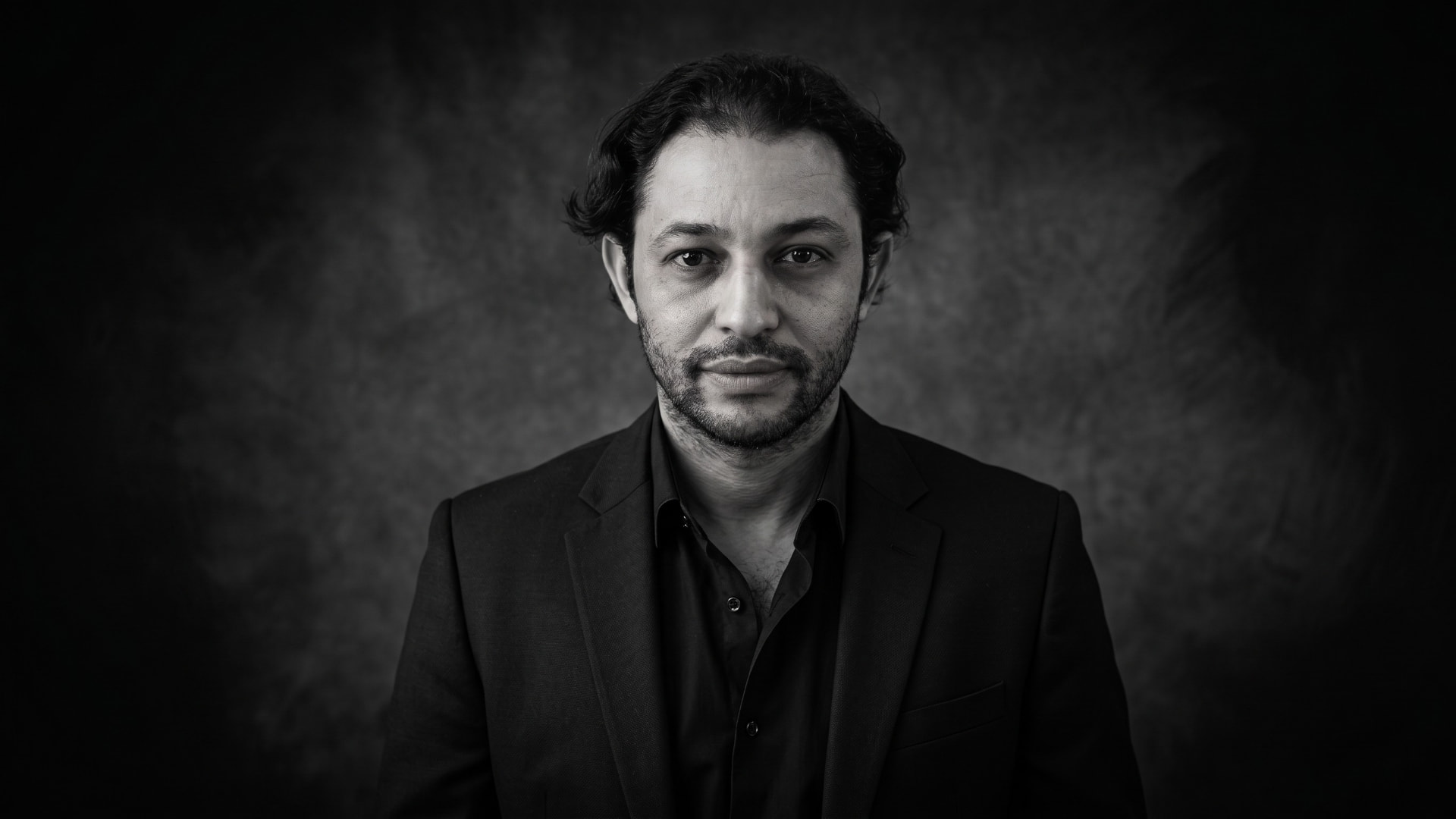 Portrait du fondateur d'AURA en noir et blanc